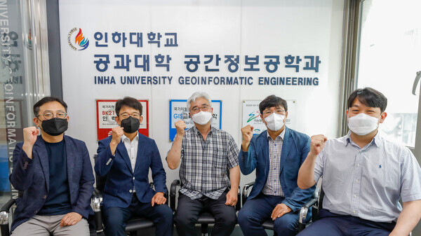 ‘공간정보 혁신인재 양성사업’을 수주한 인하대 공간정보공학과 교수진이 파이팅을 외치고 있다. 사진=인하대 제공