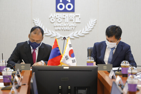 홍성태(오른쪽) 상명대 총장과 투무르푸레브 남난 몽골 국립과학기술대 총장이 4일 상명대 천안캠퍼스에서 국제교류 협약을 체결하고 있다. 사진=상명대 제공 
