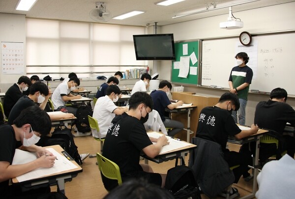 흥덕고 학생들이 2022학년도 수능 6월 모의평가를 치르고 있다. 사진=충북교육청 제공