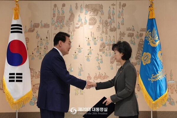5일 윤석열 대통령이 박순애 사회부총리 겸 교육부 장관에게 임명장을 수여하고 있다.