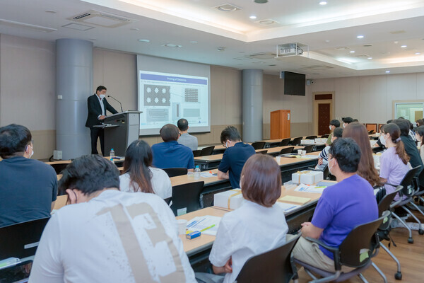 서울과기대 반도체 관련 전공 교수와 연구학생들이 13일 진행된 아흐메드 부스나이나 미국 노스이스턴대 교수 강의를 듣고 있다. 사진=서울과기대 제공