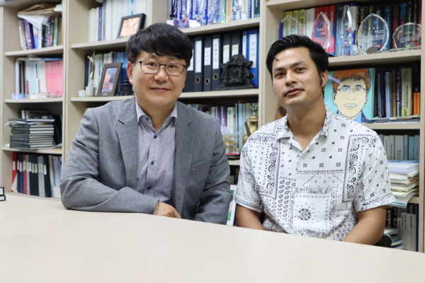 박재영(왼쪽) 광운대 교수와 석박사통합과정 학생 쿠마르씨. 사진=광운대 제공