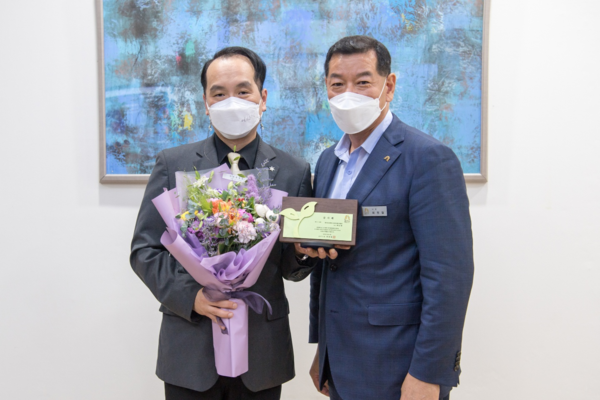 백승환(왼쪽) 한국영상대 문화이벤트연출과 교수가 공주시 감사패를 받고 최원철 공주시장과 기념촬영을 하고 있다. 사진=한국영상대 제공 