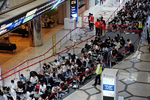 20일 서울 삼성동 코엑스에서 열린 2023 수시대학입학정보박람회에서 수험생들이 입장을 위해 기다리고 있는 모습. 사진=대학저널