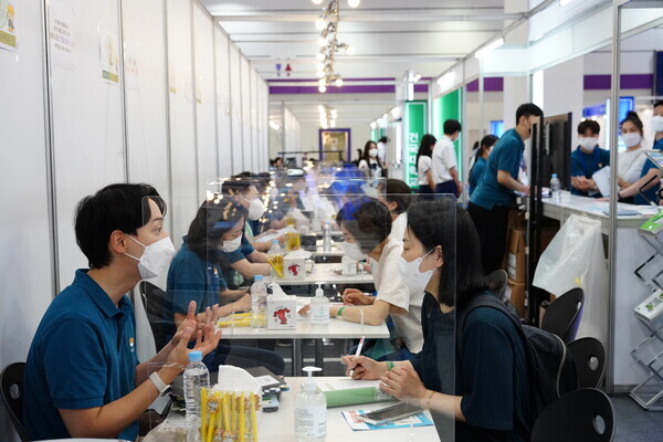 20일 서울 삼성동 코엑스에서 개막된 2023 수시대학입학정보박람회의 건국대 부스를 찾은 수험생이 대입 상담을 받고 있다. 사진=대학저널