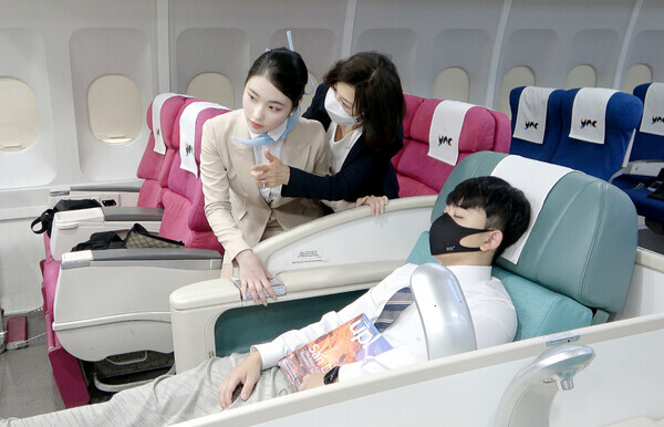 영남이공대 호텔·항공서비스 전공 학생들이 최신 항공 실습실에서 김은주 교수와 모의실무실습을 하고 있다. 사진=영남이공대 제공