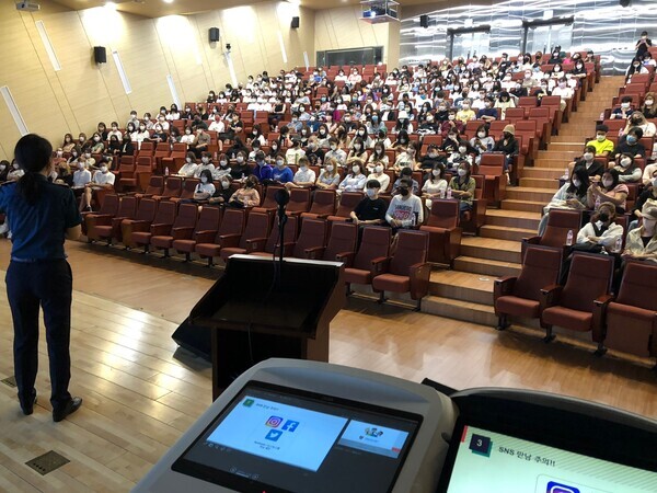 동대문경찰서 방시현 경장이 한국외국어대 외국인 학생들을 대상으로 성폭력 예방 교육을 하고 있다. 사진=한국외대 제공