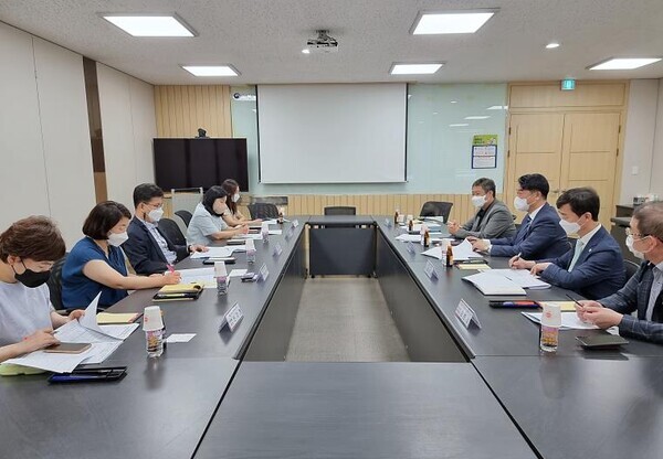 숭실대 대학일자리플러스사업단과 서울관악지방고용노동지청 관계자들이 간담회를 하고 있다. 사진=숭실대 제공