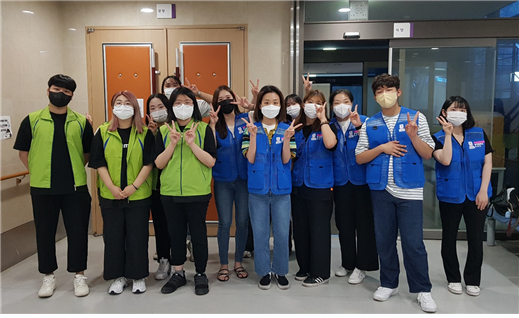 경복대 물리치료학과 봉사동아리 다솜누리봉사단과 작업치료학과 AOA봉사단이 봉사활동을 마친 뒤 기념촬영하고 있다. 사진=경복대 제공