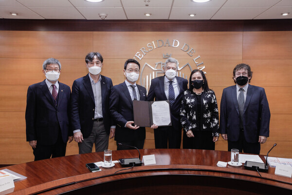 (왼쪽부터) 페루 리마대 김연수 교수와 강원대 김경태 국제교류처장, 김헌영 총장, 리마대 오스카 퀘사다 마키아벨로 총장 등이 업무협약을 마친 뒤 기념촬영을 하고 있다. 사진=강원대 제공