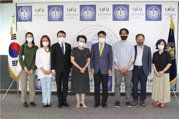 인천대를 방문한 어우 보첸(왼쪽에서 네 번째) 한중일 협력사무국(TSC) 사무총장이 이호철(〃다섯번 째 ) 인천대 대외협력부총장 등 인천대 교수들과 교류협력 방안을 논의한 뒤 기념촬영하고 있다. 사진=인천대 제공