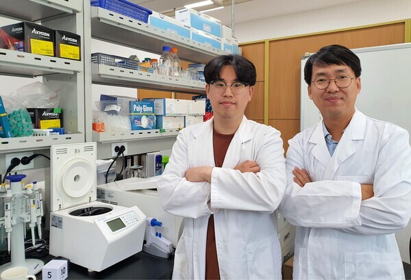 박대환(오른쪽) 교수와 김재훈 연구원. 사진제공=아주대