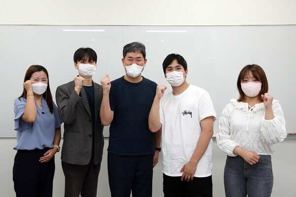 계원예대 2022 취업포트폴리오 경진대회 시상식에서 하지훈(가운데) 대학일자리센터장과 학생들이 파이팅을 외치고 있다. 사진=계원예대 제공