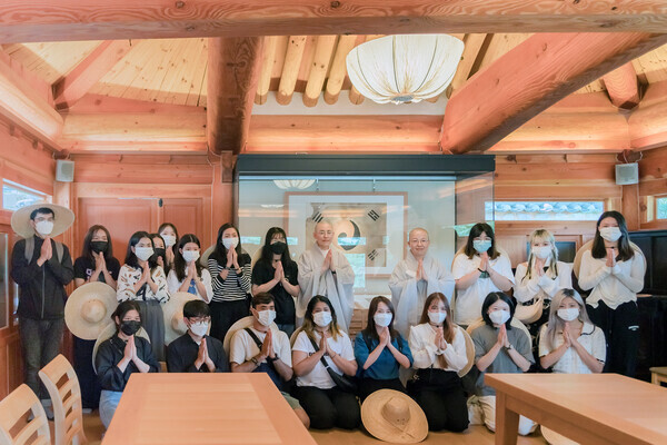 서울과기대 유학생들이 진관사를 방문해 템플스테이를 체험하고 스님들과 손을 모으고 있다. 사진=서울과기대 제공