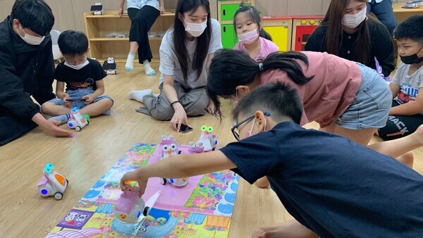 삼육보건대 아동보육과가 마련한 에듀케어 다문화 IT교육 캠프에서 어린이들이 코딩교육에 참여하고 있다. 사진=삼육보건대 제공