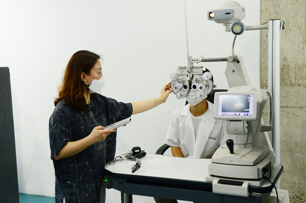 대구지역 고교생들이 대구보건대 안경광학과를 방문해 개인별 맞춤 안경 무료 제작을 위한 시력검사를 하고 있다. 사진=대구보건대 제공