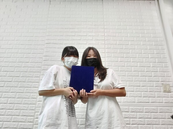 전북대 소프트웨어공학과 김소정, 주은정 씨가 2022 한국 컴퓨터 종합 학술대회에서 받은 상장을 들어보이고 있다. 사진=전북대 제공