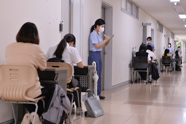 모의면접을 위해 복도에서 대기하고 있는 예비 수험생들.