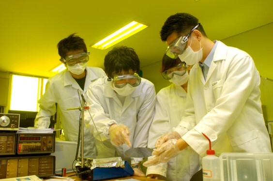 인제대 나노융합공학부 실험 장면.