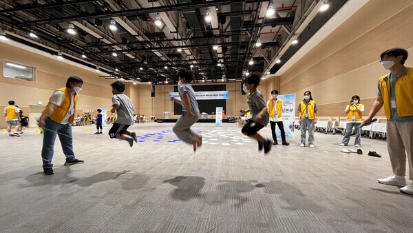 전북대가 마련한 '놀Go! 배우Go!' 체험 프로그램에서 지역아동들이 줄넘기를 하고 있다. 사진=전북대 제공