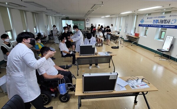 경동대 학생들이 원주시 장애인종합복지관에서 안경나눔 재능기부 활동을 펼치고 있다. 사진=경동대 제공