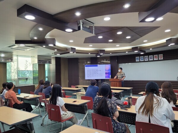 창원대학교 국제교류교육원이 4일 외국인 유학생을 대상으로 ‘취업‧진로 특강’을 열고 있다. 사진=창원대 제공