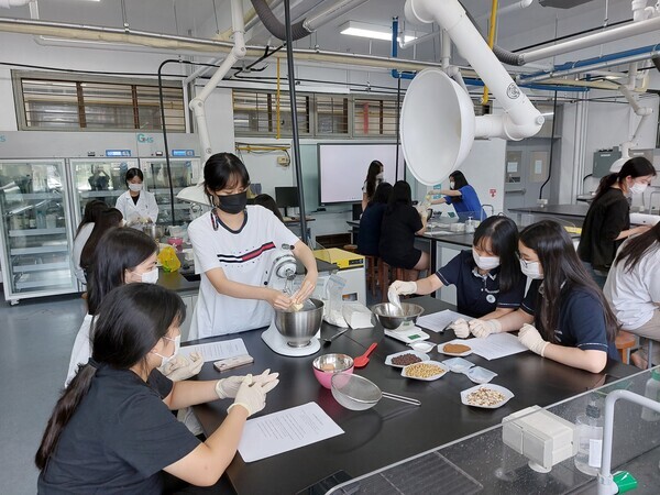 순천대가 지역 고교생 128명을 초청, 12개 학과별 전공체험 프로그램을 운영하고 있다.사진=순천대 제공