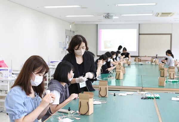 '2022 성신여대 고교생 전공체험'에서 의류산업학과 전공체험에 참여한 여고생들이 교수 ·학생 멘토와 향낭을 제작하고 있다. 사진=성신여대 제공