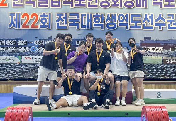 왼쪽 위부터 유동성, 최승현, 이형민, 김동욱, 박수빈, 진영삼 감독, 강채연, 강지수 하영수, 김예은 선수.