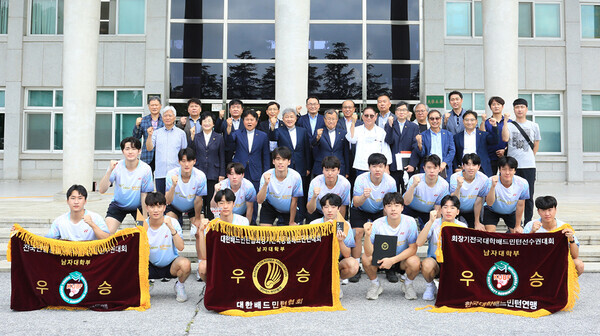 원광대학교 배드민턴부가 올해 상반기 전국대회 단체전을 석권하고 기념촬영을 하고 있다. 사진=원광대 제공