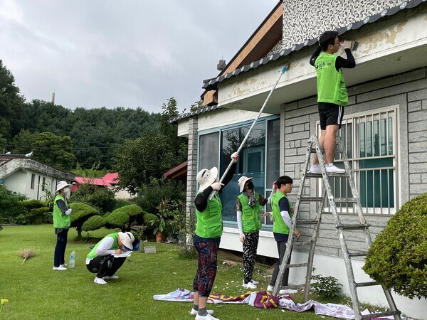 동명대학교 건축학과 학생들이 청주시 가덕면 일대를 찾아 집수리 등 봉사활동을 하고 있다. 사진=동명대 제공
