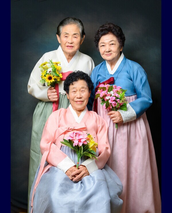 ‘찾아가는 사진관 「다시, 봄」 프로젝트’에 참여한 경북 울진 어르신들이 사진을 촬영하고 있다. 사진 제공 바라봄사진관, 에이팟코리아