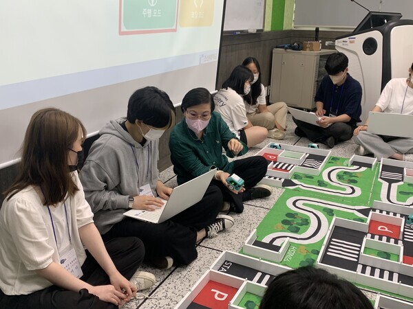 조선대학교 SW중심대학사업단이 주관한 지능형자율주행 탐구교실'에 참가한 고교생들이 강의를 듣고 있다. 사진=조선대 제공