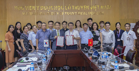 원광대 한의과대학과 베트남전통의학대학(이하 VUTM) 관계자들이 연구 협력과 인적 교류 MOU를 체결한 뒤 기념촬영을 하고 있다. 사진=원광대 제공