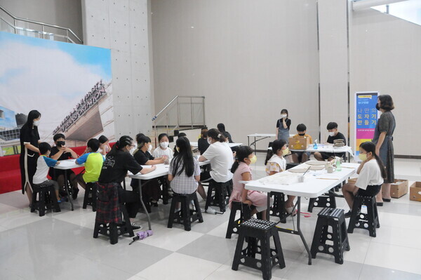 한국교통대 박물관이 마련한 '나만의 도자기 만들기' 프로그램 진행 모습. 사진=한국교통대 제공