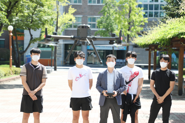 영남이공대 건설시스템과 학생들이 드론을 이용한 측량실무교육을 통해 건설현장에서 사용되는 최신 측량기법을 실습하고 있다. 사진제공=영남이공대