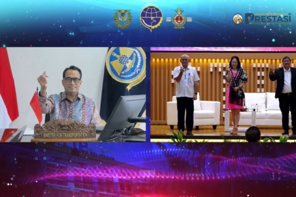 임선영 국제교류본부장과 부디 카리아 수마디 인도네시아 교통부 장관이 대화를 나누고 있다.