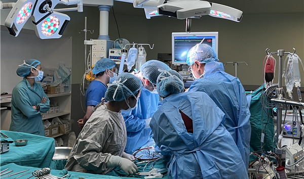 서울대 의과대학 이종욱글로벌의학센터 출장팀이 네팔 샤히드 강갈라 국립 심장센터에서 현지 의료진을 대상으로 핸즈온 교육을 하고 있다. 사진=서울대 제공