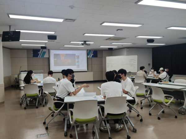 한밭대가 지난 10일 연 ‘학교생활 금쪽 상담 SHOW’ 세미나에서 참가자들이 상담을 하고 있다. 사진=한밭대 제공