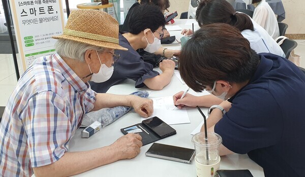 경북대 문헌정보학과가 수성구립 용학도서관에서 지역민을 대상으로 리터러시 향상을 위한 봉사활동 프로그램을 진행하고 있다. 사진=경북대 제공