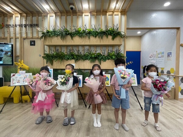 (왼쪽부터)한국교통대 진천군어린이급식관리지원센터의 어린이 사생대회 시상식에서 박민서(은상), 김나연(최우수상), 서채아(동상), 원찬빈(동상), 배수빈(은상) 어린이가 꽃다발을 들고 있다. 사진=한국교통대 제공