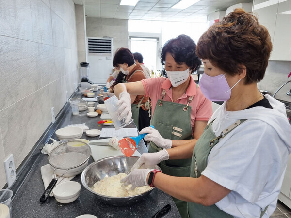공주대학교 외식상품학과가 공주 지역주민을 대상으로 ‘먹거리 창업 고도화 교육’을 하고 있다. 사진=공주대 제공