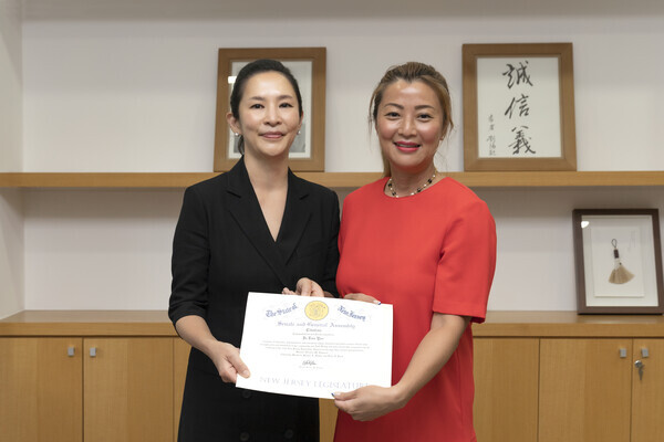 유자은(왼쪽) 건국대 이사장과 엘렌 박 뉴저지주 하원의원이 미국 뉴저지주 의회로부터 받은 표창장을 펼쳐보이고 있다. 사진=건국대 제공