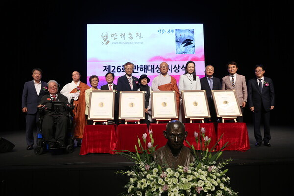 왼쪽부터 윤성이 동국대 총장, 이상묵 서울대 교수, 신흥사 회주 우송스님, 우쓰미 아이코 명예교수, 만해시인학교 이근배 교장, 유자효 시인, 전 여성문학인회 한분순 회장, 탄경스님, 이민진 소설가, 강천석 조선일보 논설고문, 김진태 강원도지사, 최상기 인제군수 등 제26회 만해대상 수상자와 참석자들이 기념촬영을 하고 있다.