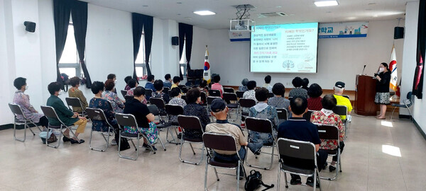 김천대 간호학과 교수들이 ‘2022년 시민 건강학교' 강사로 참여, 시민들을 대상으로 건강교양강좌를 운영하고 있다. 사진=김천대 제공