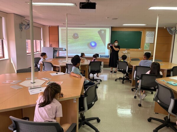 건양대 생활과학교실이 논산 지역 초등학생들을 대상으로 ‘초대하는 방학특강 프로그램’을 진행하고 있다. 사진=건양대 제공