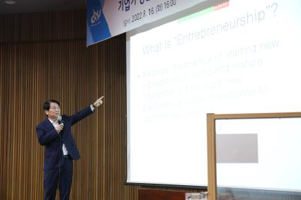 안철수 의원이 충북대 의과대학에서 특강을 하고 있다. 사진=충북대 제공