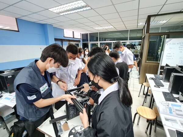 부산지역 대학 학생들로 구성된 방콕 봉사단이 현지에서 중·고생들을 대상으로 3D프린터 교육을 하고 있다. 사진=부산대 제공