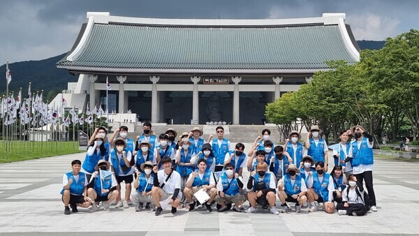 교통대장정에 나선 한국교통대 학생들이 독립기념관 앞에서 파이팅을 외치고 있다. 사진=한국교통대 제공 