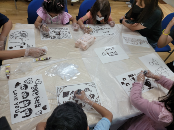 심리 정서 지원 교육을 받고 있는 아프간 특별기여자 초등학생들. 사진=서울대 제공